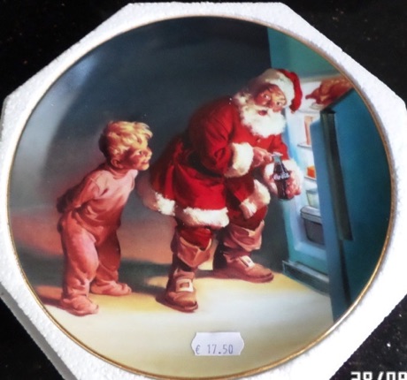 4095-1 € 17,50 coca cola aardewerk sierbord kerstman bij koelkast